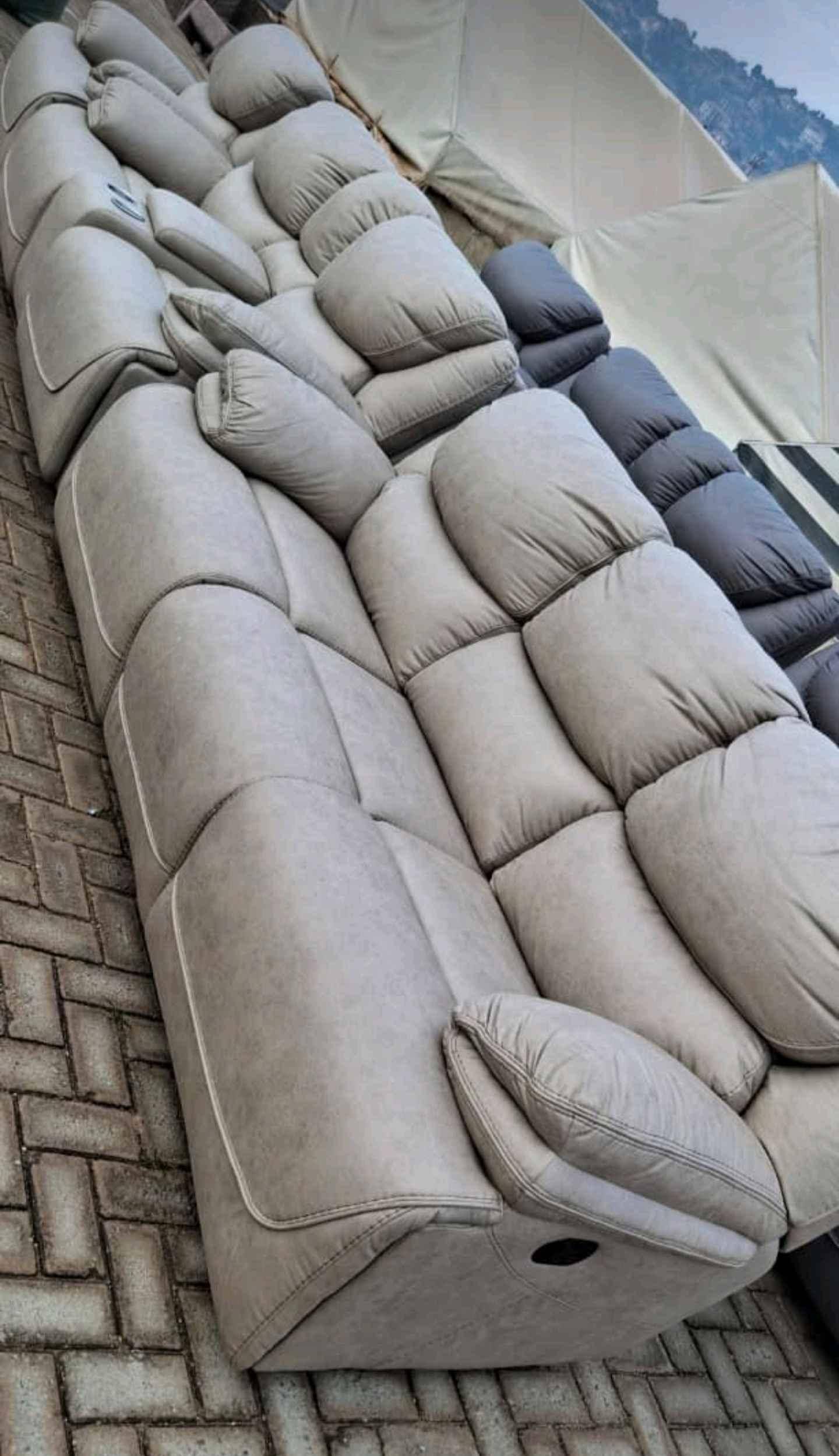 RECLINER SOFAS FOR A MODERN LIVING ROOM