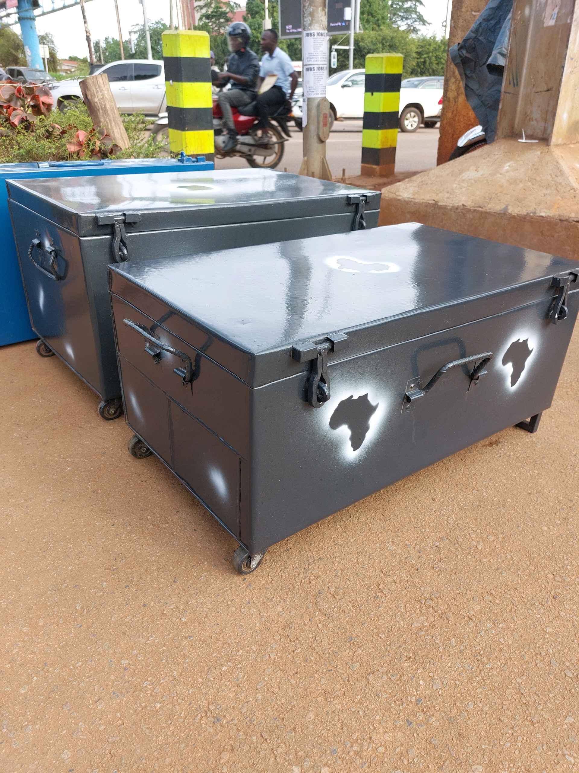 Metallic suitcase with rollers