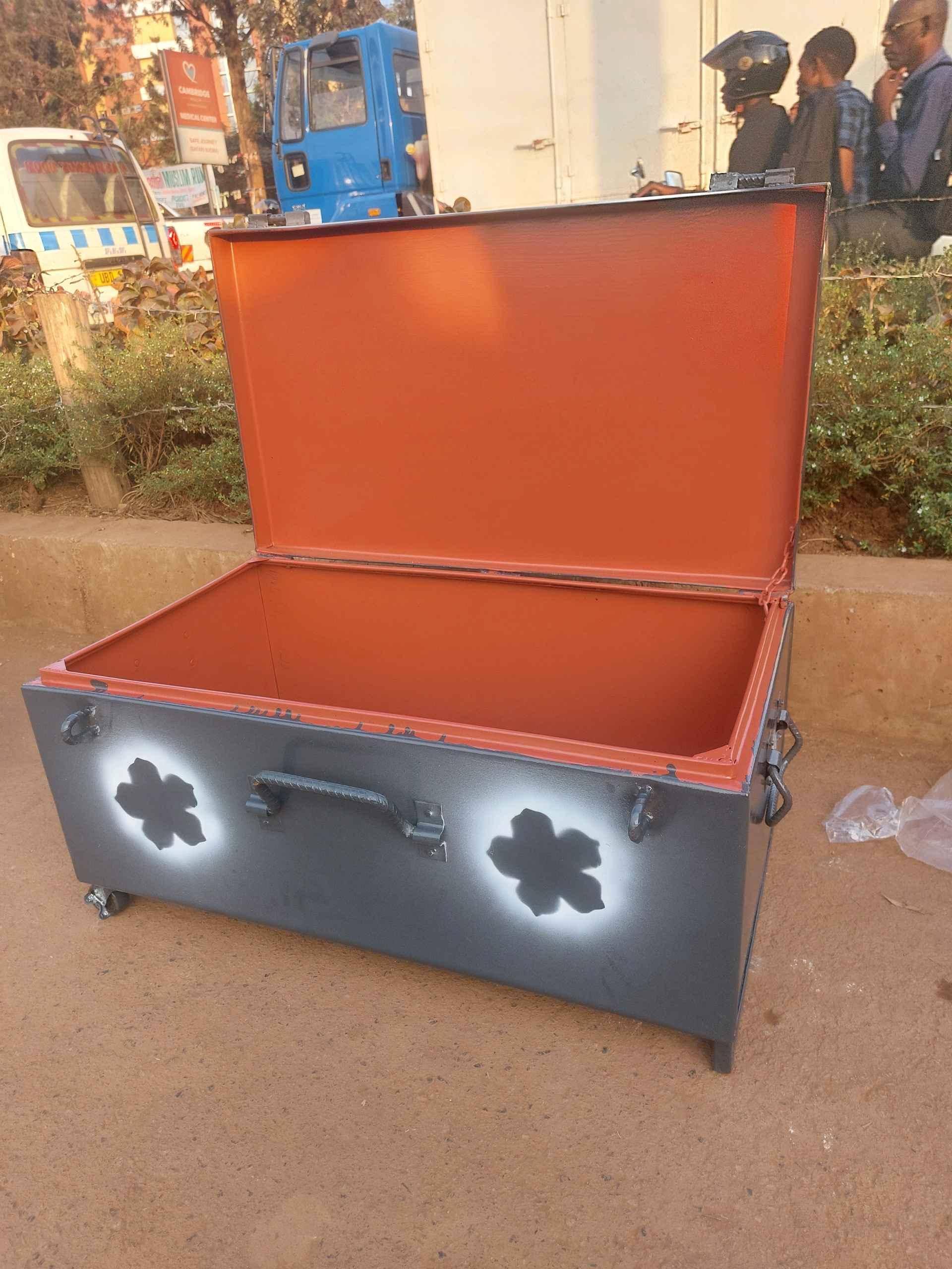 Metallic suitcase with rollers