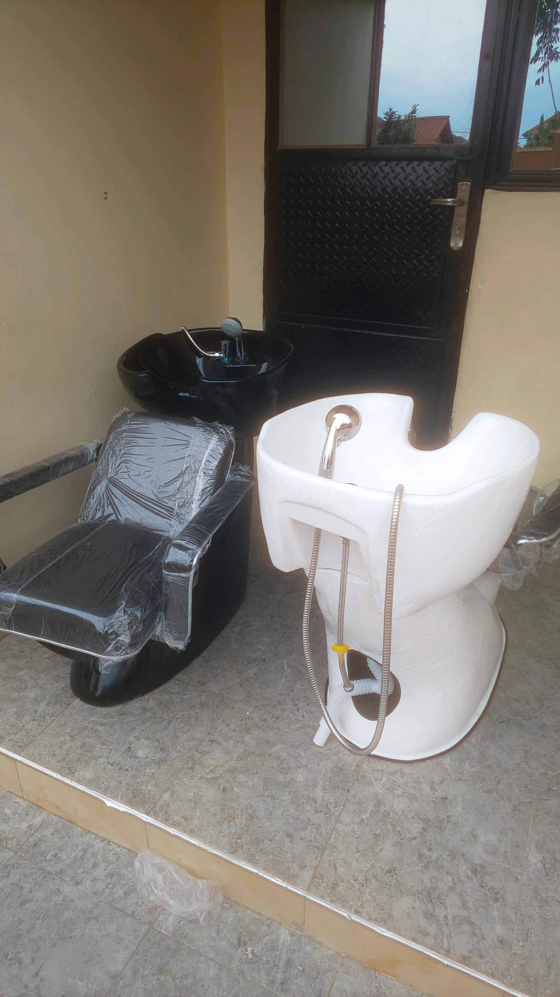 saloon sink with chair