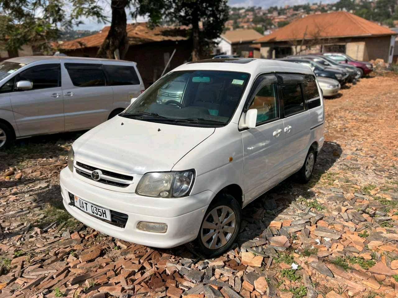 Toyota Noah white
