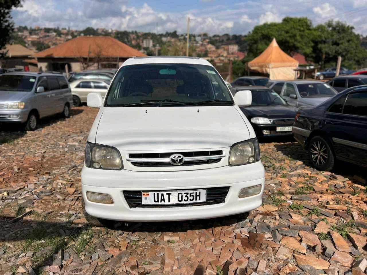 Toyota Noah white