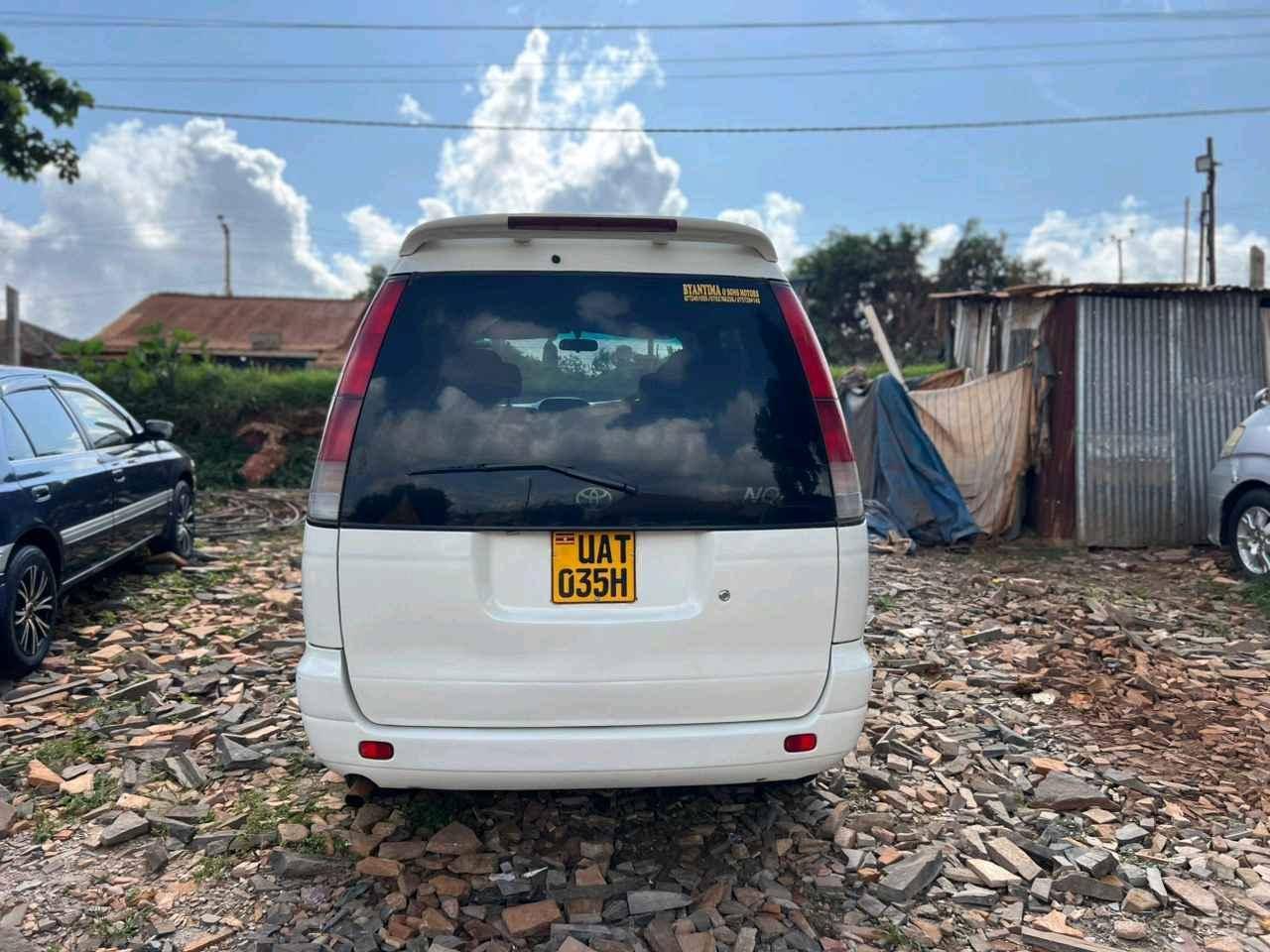 Toyota Noah white