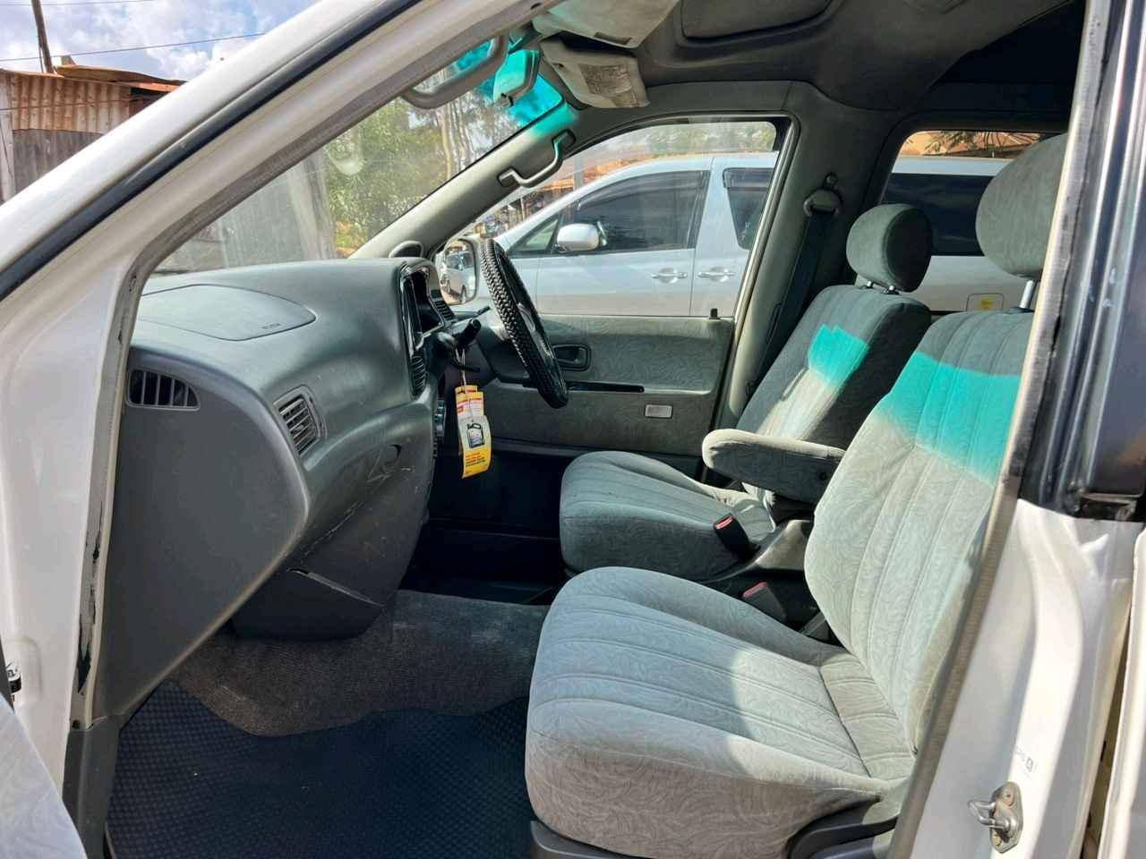 Toyota Noah white